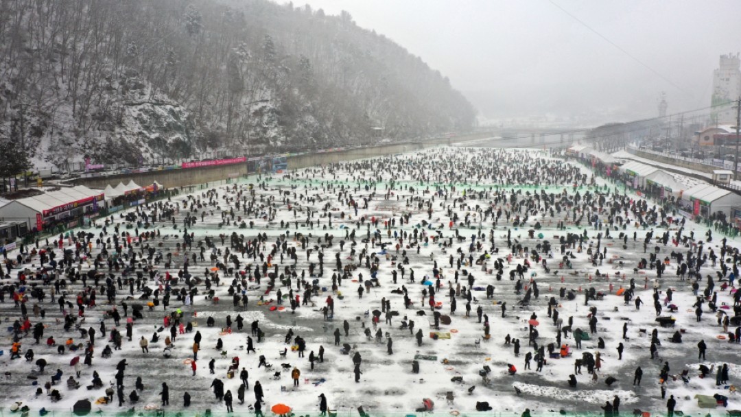 Menjelajah Tradisi Unik Memancing Ikan Di Atas Es Hwacheon