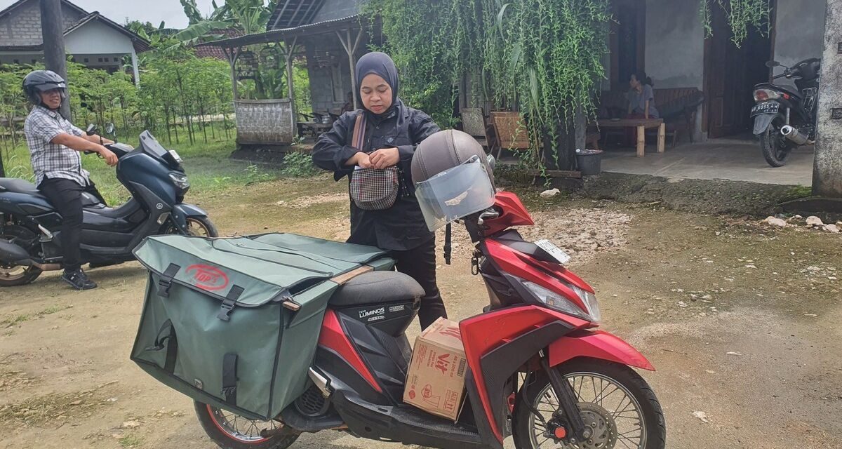 Aksi Sosial Dwi Yang Setia Mengirim Makanan Untuk Lansia