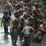 Tradisi Unik Mandi Lumpur Di Desa Kalimantan Jadi Daya Tarik