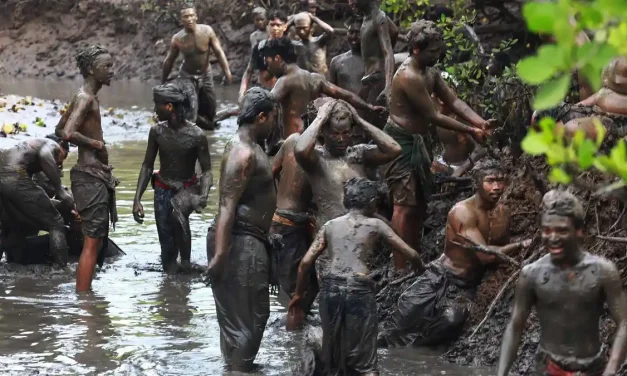Tradisi Unik Mandi Lumpur Di Desa Kalimantan Jadi Daya Tarik